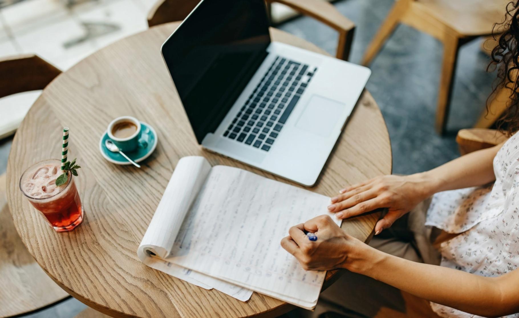 Team-Zusammenarbeit und Austausch bei Qiravonexia